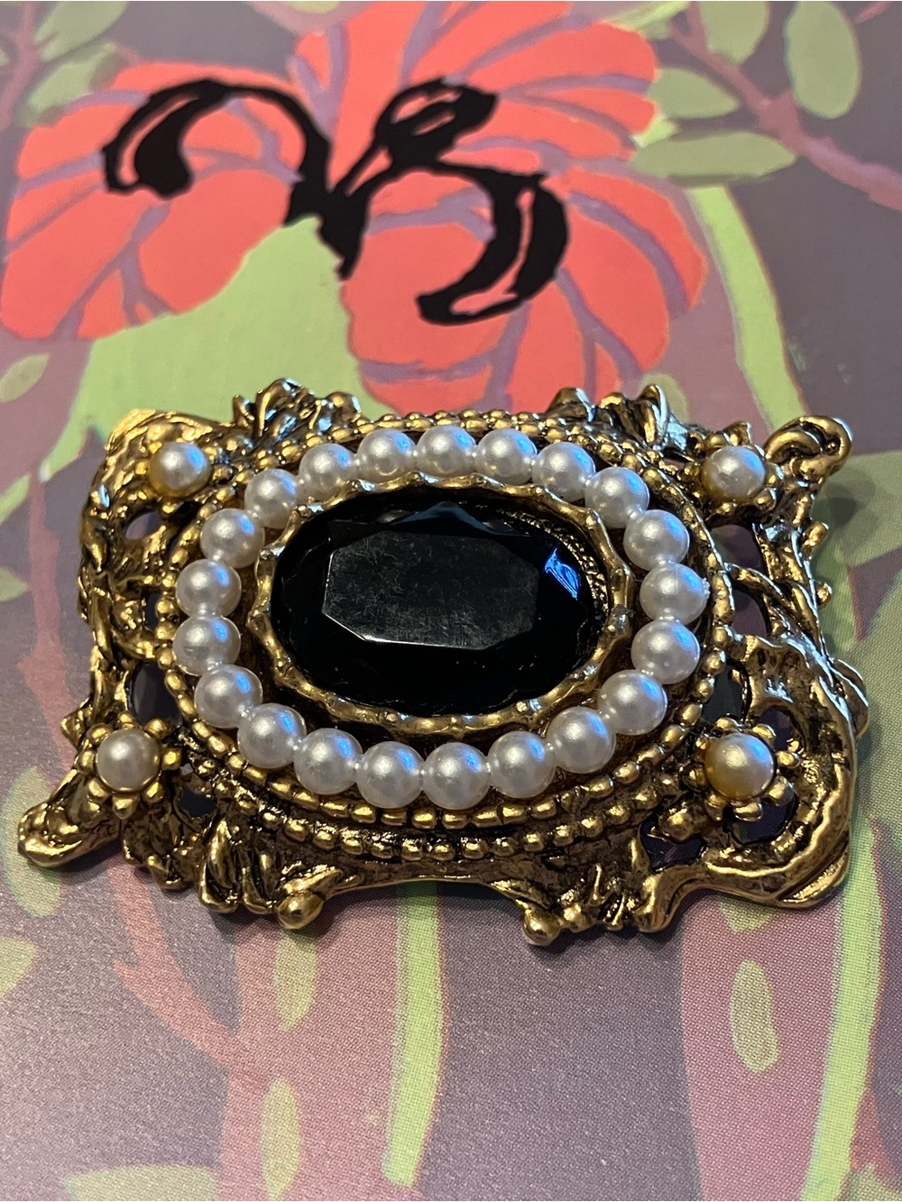 VICTORIAN STYLED GLASS AND FAUX PEARL BROOCH